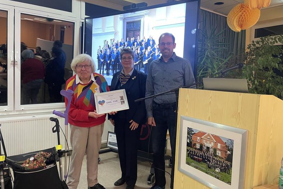 Heinke Nitz, 1. Vorsitzende Christina Schwartz und Dirk Wacker (v. lks.) von der VR Bank zwischen den Meeren bei der Übergabe der Spende.
