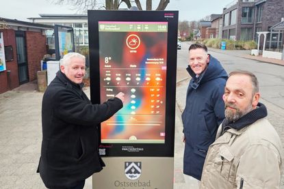 V. l.: Bürgermeister Tade Peetz, Philippe Neis vom FAN-Medienhaus und Andreas Krüger (Ortsmarketingbeirat) freuen sich über die beiden digitalen Infopoints in Heikendorf, hier am Standort Möltenorter Hafen.