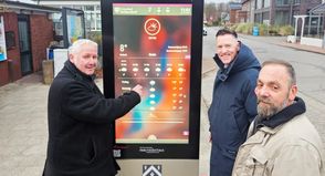 V. l.: Bürgermeister Tade Peetz, Philippe Neis vom FAN-Medienhaus und Andreas Krüger (Ortsmarketingbeirat) freuen sich über die beiden digitalen Infopoints in Heikendorf, hier am Standort Möltenorter Hafen.