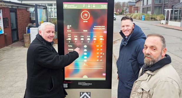 V. l.: Bürgermeister Tade Peetz, Philippe Neis vom FAN-Medienhaus und Andreas Krüger (Ortsmarketingbeirat) freuen sich über die beiden digitalen Infopoints in Heikendorf, hier am Standort Möltenorter Hafen.