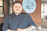 Inhaber Christo Betsolli verbindet im „Land & Meer“ seine Leidenschaft für gutes Essen mit gelebter Gastfreundschaft.