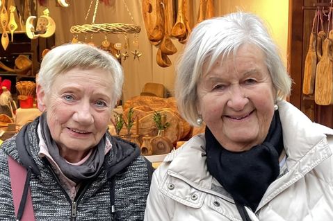 Lena Schult (r.), Initiatorin des Weihnachtsmarkt-Rundgangs, und Astrid Mädel, ebenfalls Frau der ersten Stunde, genießen die leuchtenden Kinderaugen. Die Organisation liegt inzwischen in anderen Händen, doch die Freude bleibt für beide ungetrübt.