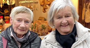 Lena Schult (r.), Initiatorin des Weihnachtsmarkt-Rundgangs, und Astrid Mädel, ebenfalls Frau der ersten Stunde, genießen die leuchtenden Kinderaugen. Die Organisation liegt inzwischen in anderen Händen, doch die Freude bleibt für beide ungetrübt.
