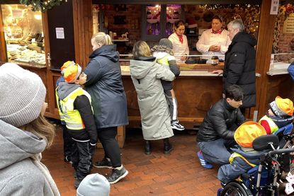 Am Poffertjes-Stand ist etwas Geduld gefragt. Die duftenden Gebäckstücke werden frisch zubereitet.