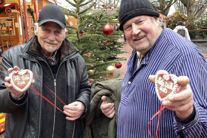 Schausteller Jipp (l.) und Nissen verschenken Lebkuchenherzen. „Kids first“, sagen sie. Die Freude der Kinder springt auf sie über und spiegelt das Engagement aller Schausteller, die sich mit Spenden beteiligen.