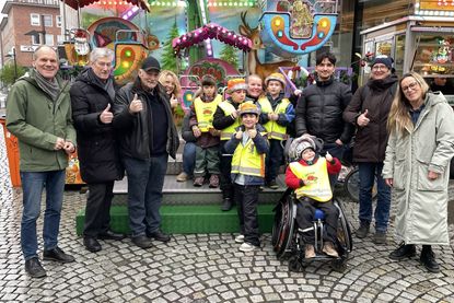 Das ist ein Teil der Gruppe, die beim Rundgang über den Weihnachtsmarkt dabei waren (v.l.): Malte Malte Kolshorn (Schulleiter Lilli-Nielsen-Schule), Jürgen Müller (Vorsitzender des Vereins Arbeit für Menschen mit Behinderungen), Manfred Jipp (Schausteller