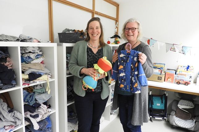 Süntje Schwarten und Stefanie Dreller suchen nach einem passenden neuen Namen für die Kleiderstube des Familienzentrums – Vorschläge sind gefragt.