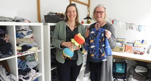 Süntje Schwarten und Stefanie Dreller suchen nach einem passenden neuen Namen für die Kleiderstube des Familienzentrums – Vorschläge sind gefragt.