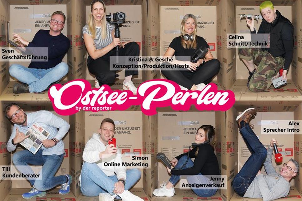 Seit 2019 gibt es den reporter-Podcast „Ostsee-Perlen“ von und mit Kristina Kolbe und Gesche Muchow (oben Mitte). Dass man mit einem tollen Team sehr viel erreichen kann, hat die Sommertour 2023 gezeigt. Denn dafür gab es jetzt einen Preis und das reporter-Perlen-Team (Foto) freut sich!