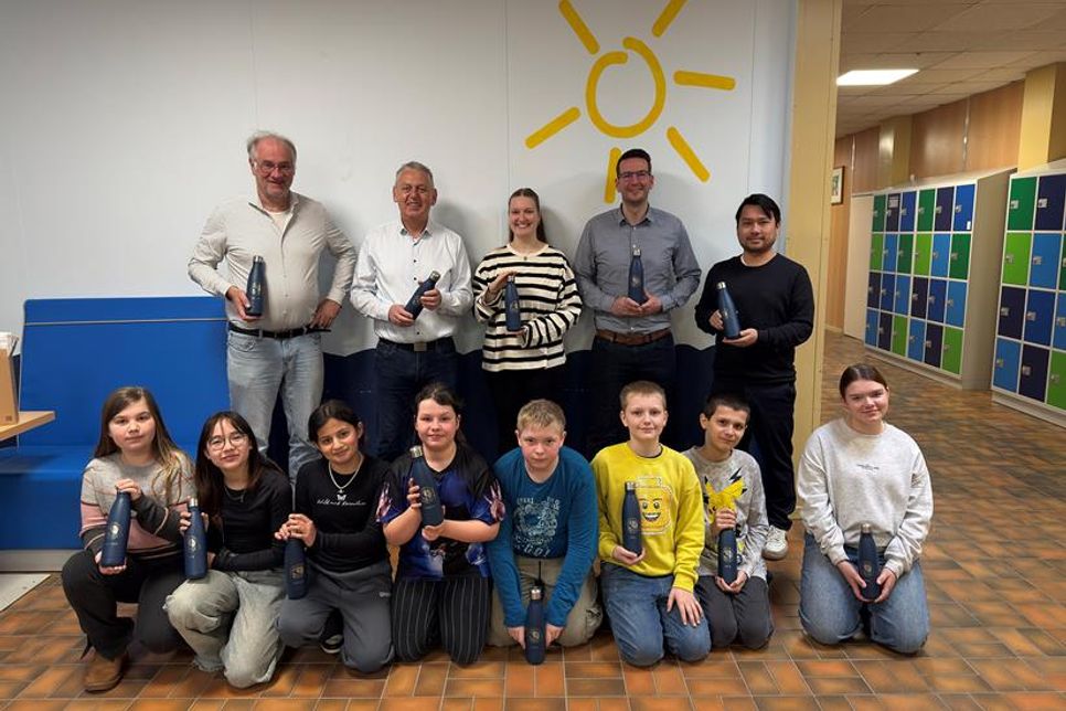 Jan-Eric Hertwig, Manfred Wohnrade und Team (hinten v. lks.) mit Schülerinnen und Schülern der Gemeinschaftsschule Grömitz.