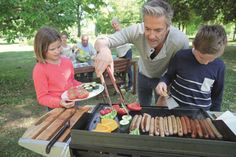Glühende Kohlen und der unwiderstehliche Duft brutzelnder Würstchen: Besonders Familien nutzen die warme Jahreszeit, um zusammen zu grillen.
