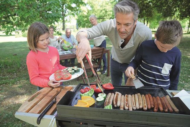 Glühende Kohlen und der unwiderstehliche Duft brutzelnder Würstchen: Besonders Familien nutzen die warme Jahreszeit, um zusammen zu grillen.
