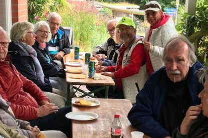 Dank des Engagements von Heinz Tamm, Jutta Tamm, Willi Kröger, Wolfgang Klein und Bernd Schünemann von der Seniorenvertretung (v. lks.) wurde der Grillnachmittag auch kulinarisch ein voller Erfolg.