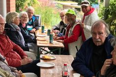 Dank des Engagements von Heinz Tamm, Jutta Tamm, Willi Kröger, Wolfgang Klein und Bernd Schünemann von der Seniorenvertretung (v. lks.) wurde der Grillnachmittag auch kulinarisch ein voller Erfolg.