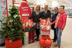 Die Mitarbeiterinnen Tanja Getzke und stellvertretende Fillialleiterin Michaela Clemens übergaben die Geschenke an den Kinderschutzbund, vertreten durch Mitarbeiterin Anja Patzke und zweiter Vorsitzenden des Kreisverbandes Ulrike Kohlmorgen (v. lks.).