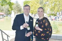 Bürgervorsteherin Anja Evers und Bürgermeister Sven Partheil-Böhnke haben mit den Gästen des Bürgerfestes und Gemeindeempfangs angestoßen.