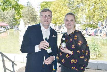 Bürgervorsteherin Anja Evers und Bürgermeister Sven Partheil-Böhnke haben mit den Gästen des Bürgerfestes und Gemeindeempfangs angestoßen.