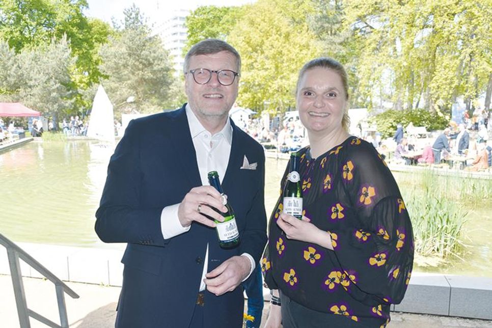 Bürgervorsteherin Anja Evers und Bürgermeister Sven Partheil-Böhnke haben mit den Gästen des Bürgerfestes und Gemeindeempfangs angestoßen.