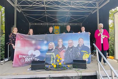 Kreispräsidentin Petra Kirner (rechts) stellte mit Bürgervorsteherin Anja Evers (von links), Anja Frick (Malteser), Jan Nellies (Polizei), Thomas Scharbau (Feuerwehr) und Bürgermeister Sven Partheil-Böhnke die Aktion „Respekt für Retter“ vor.
