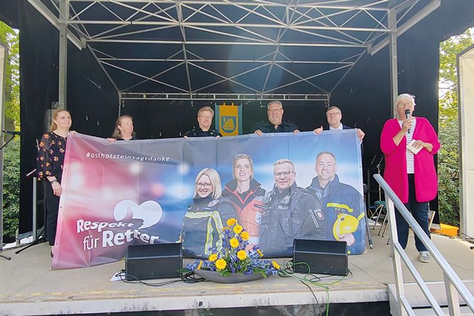 Kreispräsidentin Petra Kirner (rechts) stellte mit Bürgervorsteherin Anja Evers (von links), Anja Frick (Malteser), Jan Nellies (Polizei), Thomas Scharbau (Feuerwehr) und Bürgermeister Sven Partheil-Böhnke die Aktion „Respekt für Retter“ vor.