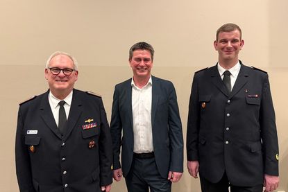 Gemeindewehrführer Hartmut Junge mit Bürgermeister Michael Robien und dem stellvertretenden Gemeindewehrführer Alexander Bendt (v. lks.).