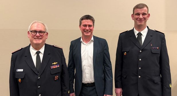 Gemeindewehrführer Hartmut Junge mit Bürgermeister Michael Robien und dem stellvertretenden Gemeindewehrführer Alexander Bendt (v. lks.).