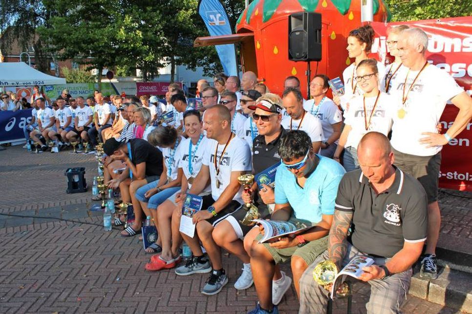 Siegerehrung mit allen Triathleten, den Staffeln und den 24-Stunden-Läufern.