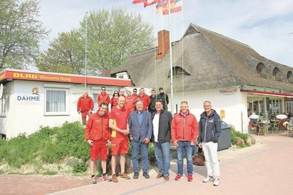 Freuen sich auf die neue Saison (vorne v. lks.): Sebastian Görgen, Jochen Möller, Bürgermeister Dieter Knoll, Thomas Warkentin, Klaus Holger Hecken und Tourismusleiter Thorsten Dücker mit einem Teil des DLRG-Teams vor der Rettungswache an der Strandpromenade von Dahme.