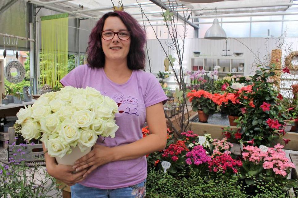 Kim Kiesewetter inmitten einer kleinen Blumenpracht.