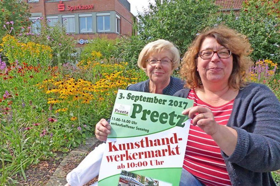 Hanne Schlapkohl und Andrea Blenck vom Verein Schusterstadt haben ein buntes Programm für den Kunsthandwerkermarkt auf die Beine gestellt und laden Klein und Groß herzlich zum Bummeln und Genießen ein.