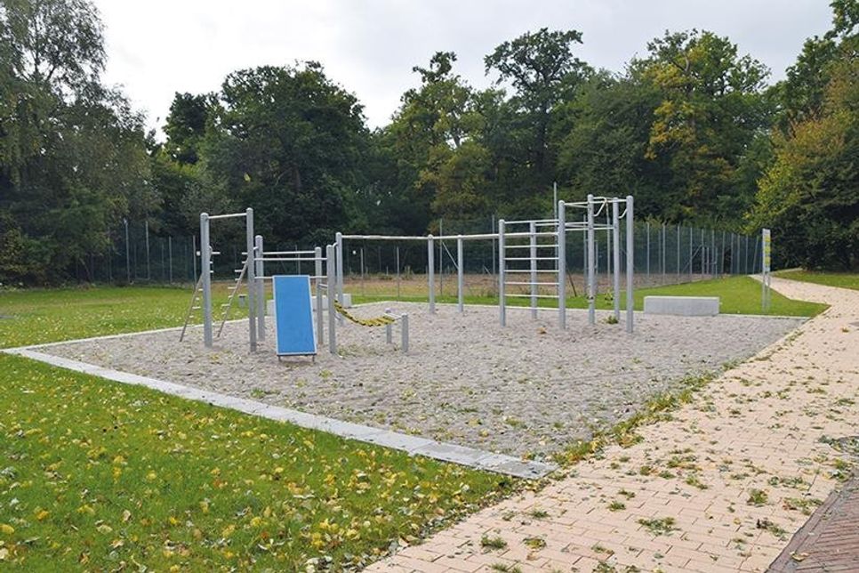 Auf der ehemaligen Tennisanlage in Niendorf/Ostsee entsteht der Niendorfer Jugendtreff. Erste Umbaumaßnahmen sind bereits sichtlich erkennbar, wie diese Fitnessinstallationen.