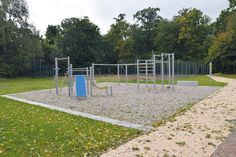 Auf der ehemaligen Tennisanlage in Niendorf/Ostsee entsteht der Niendorfer Jugendtreff. Erste Umbaumaßnahmen sind bereits sichtlich erkennbar, wie diese Fitnessinstallationen.