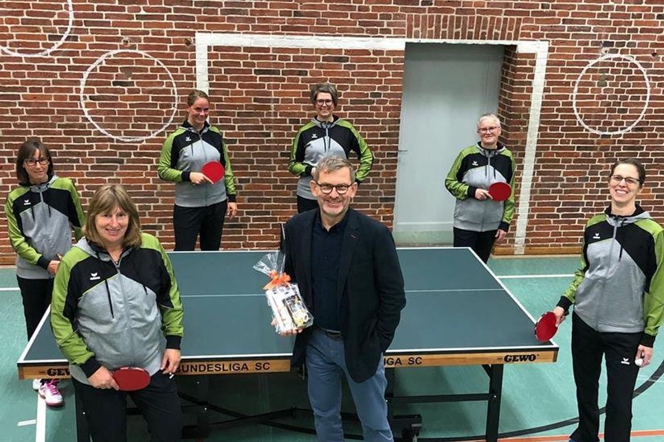 Christiane Lehmann, Michael Luckow (Provinzial), Bente Grimm (vorne v. lks.), Hilke Lüder, Bianca Weiß, Michaela Flackus und Martina Schuldt (hinten v. lks.).