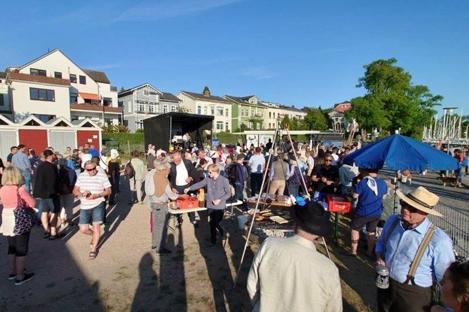 Die Einnahmen durch den Verkauf von Speisen und Getränken kommen den Tafeln zugute.