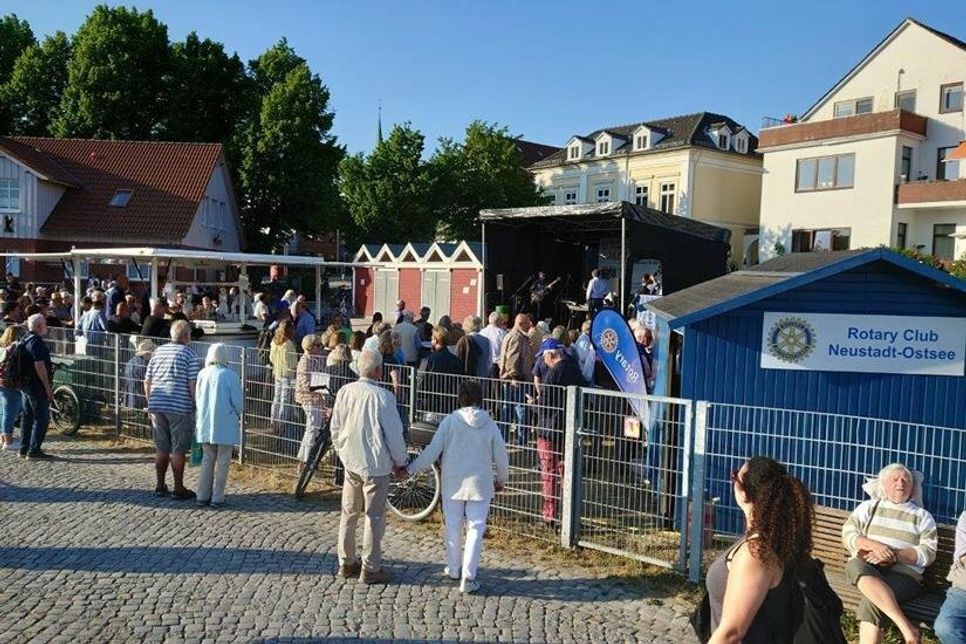 Bestes Wetter und hochkarätiger Jazz sorgten für gute Laune auch bei den „Zaungästen“.