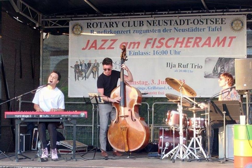 Das „Ilja Ruf Trio“ begeisterte mit aktuellem Jazzsound.