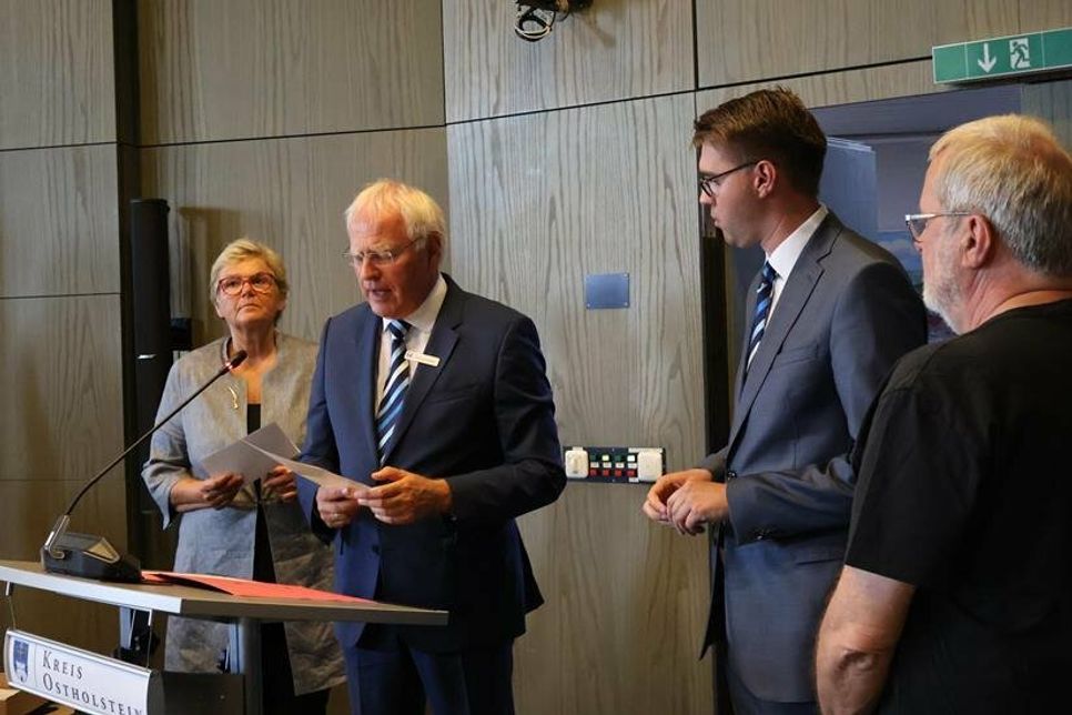 Landrat Reinhard Sager ernennt und vereidigt seine neuen Stellvertreter: 1. Stellvertretender Sebastian Schmidt (2. v.re.), 2. Stellvertretender des Landrats Manfred Jaeger (re.).