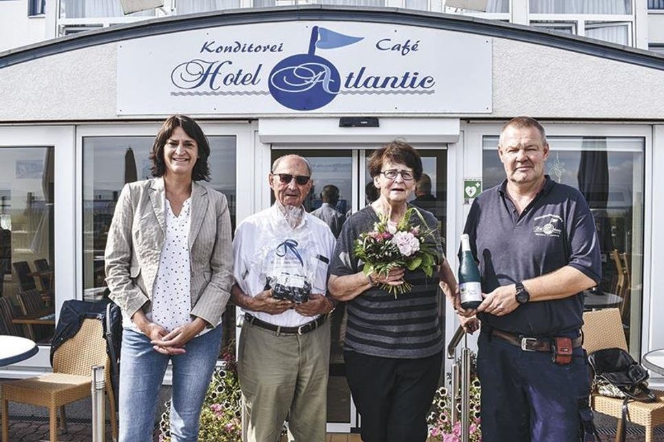 Hella und Louis Wirion wurden für 55 Jahre Treue zu Niendorf/Ostsee von Silke Szymoniak von der TSNT GmbH geehrt. Hotelier Stephan Muuss freute sich mit seinen Stammgästen über die Ehrung und überreichte ebenfalls ein Präsent.