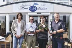 Hella und Louis Wirion wurden für 55 Jahre Treue zu Niendorf/Ostsee von Silke Szymoniak von der TSNT GmbH geehrt. Hotelier Stephan Muuss freute sich mit seinen Stammgästen über die Ehrung und überreichte ebenfalls ein Präsent.