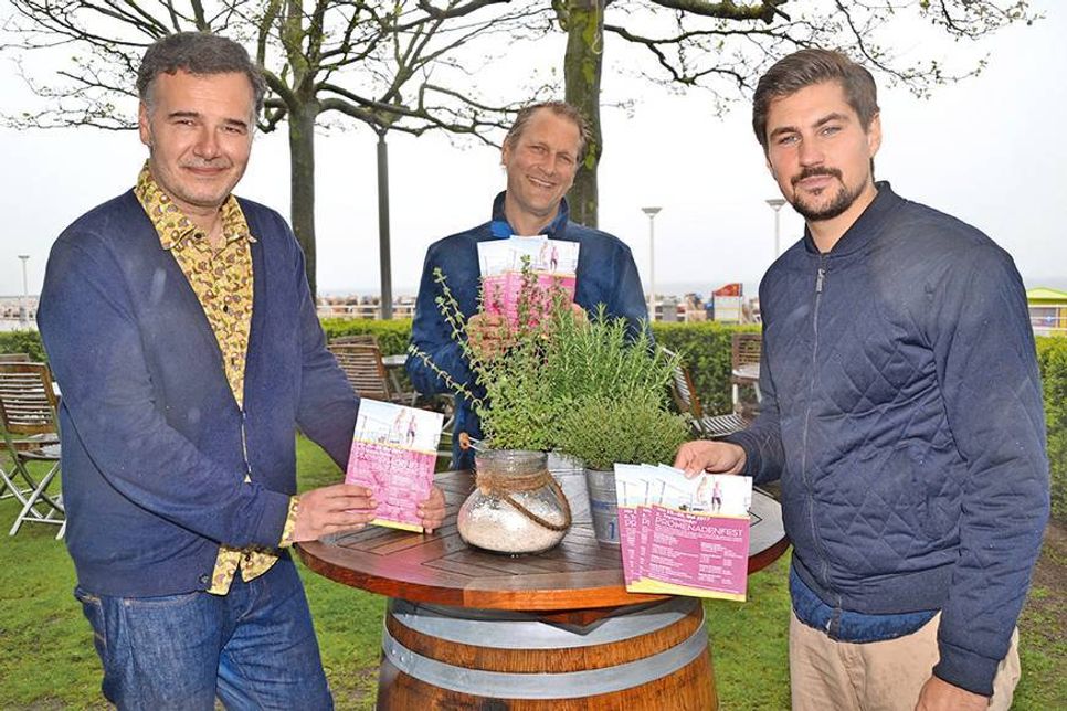 Christian Martin Lukas, Geschäftsführer der LTM, und Marian Rojahn, LTM-Projektleiter Travemünde (re.), freuen sich mit Dirk Hellmann (bajazzo, Mitte) auf das 6. Travemünder Promenadenfest. (Foto: René Kleinschmidt)