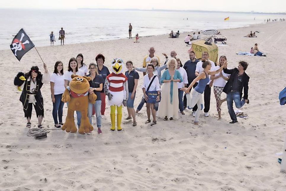 Sonja Zastrow, Produktmarketing Tourismus-Agentur Lübecker Bucht (vordere Reihe, dritte von links) und Hansjörg Conzelmann (rechts), Veranstaltungen Tourismus-Agentur Lübecker Bucht, mit den Kinderanimateuren der Tourismus-Agentur Lübecker Bucht (links) und Trainer des Aktivprogramms (rechts). (Foto: René Kleinschmidt)