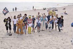 Sonja Zastrow, Produktmarketing Tourismus-Agentur Lübecker Bucht (vordere Reihe, dritte von links) und Hansjörg Conzelmann (rechts), Veranstaltungen Tourismus-Agentur Lübecker Bucht, mit den Kinderanimateuren der Tourismus-Agentur Lübecker Bucht (links) und Trainer des Aktivprogramms (rechts). (Foto: René Kleinschmidt)