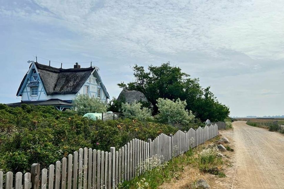 Es gibt ein blaues Haus und „das Blaue Haus“ auf dem Graswarder. Die Ostsee-Perlen haben auch darüber alles herausgefunden.
