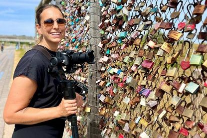Kristina Kolbe guckt, wer sich alles an der Liebesschlösser-Wand verewigt hat.