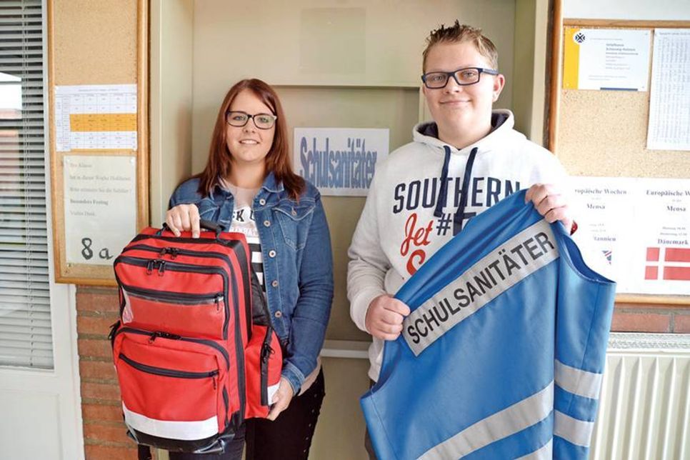Jennifer Boye und Felix Reichert (beide 16 Jahre) vom Schulsanitätsdienst der GGS-Strand haben durch ihr umsichtiges und schnelles Handeln das Leben einer Mitschülerin gerettet. (Foto: René Kleinschmidt)