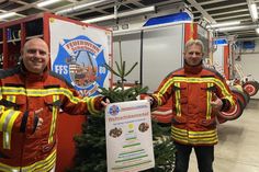 Malte Levgrün, stellvertretender Ortswehrführer und Sebastian Levgrün, Ortswehrführer (v. lks.) werben für den Weihnachtsbaumverkauf direkt am Feuerwehrgerätehaus.