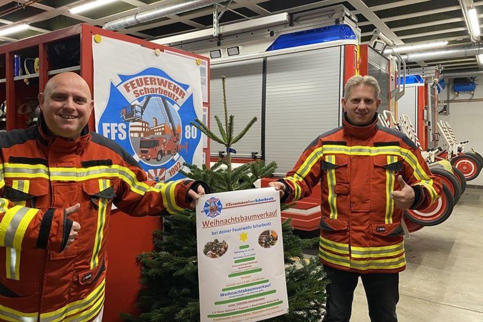 Malte Levgrün, stellvertretender Ortswehrführer und Sebastian Levgrün, Ortswehrführer (v. lks.) werben für den Weihnachtsbaumverkauf direkt am Feuerwehrgerätehaus.