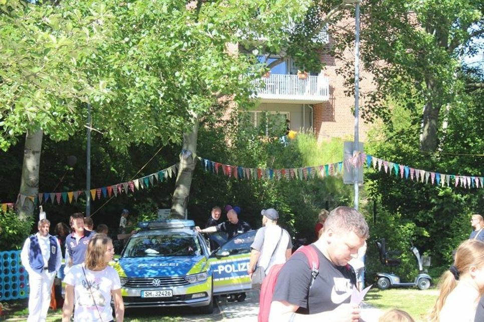Ein Polizeiwagen konnte besichtigt werden.