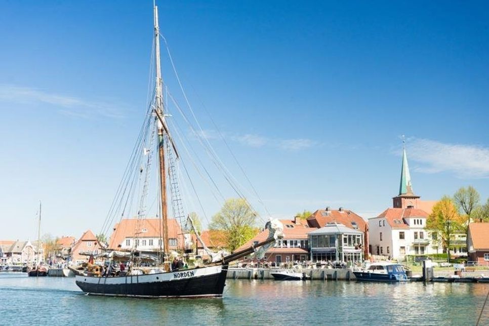Der Neustädter Hafen prägt das Stadtbild und bietet malerische Motive, die bis zum 3. November im Kaffee Westseite zu sehen sind.