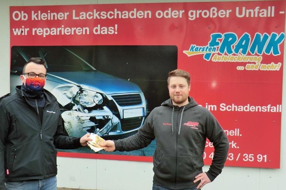 Jugendfeuerwehrwart Kevin Ackermann und Kay Frank.